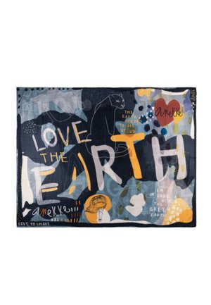 Tessuto blu scuro con forme astratte colorate, una pantera nera e testo con scritto "Love the Earth" e "The Earth speaks to all of us."