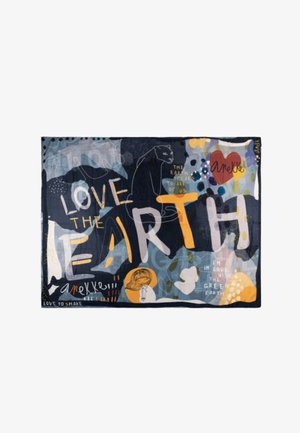 Tessuto blu scuro con forme astratte colorate, una pantera nera e testo con scritto "Love the Earth" e "The Earth speaks to all of us."