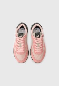 Roosad vabaajajalatsid, mis on valmistatud sujuva ja tekstuurse materjalide kombinatsioonist, paeltega sulgemisega, musta kummist tallaga ja logoga keelel.