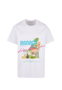 Biele bavlnené tričko s farebnou potlačou, na ktorej je nápis "MONACO" v modrej farbe, tropické motívy a ručne napísaný nápis "Health Club" v ružovej.