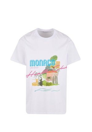 Biele bavlnené tričko s farebnou potlačou, na ktorej je nápis "MONACO" v modrej farbe, tropické motívy a ručne napísaný nápis "Health Club" v ružovej.
