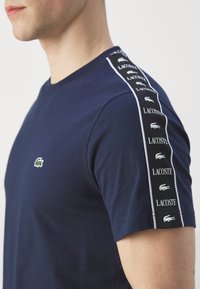 Lacoste Sport TAPE - T-shirt med print - bleu marine