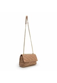 Bolso acolchado en color marrón con solapa plegable, correa de cadena plateada y textura de cuero suave. Patrón de diamante destacado en toda la superficie.