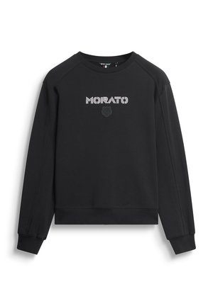 Sudadera negra con mangas raglán, que presenta un logotipo gráfico "MORATO" y un emblema circular debajo. Hecha de una tela suave y texturada.