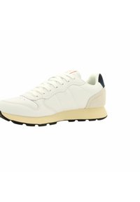 Sneaker bianca con tomaia in pelle liscia, dettagli perforati, suola intermedia crema, suola nera e tallone in suede blu navy.