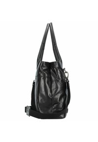 Zwarte leren tas met een slungelige vormgeving, voorzien van twee handvatten en een afneembare schouderband. Inclusief een accent van zilverkleurig beslag en een gestructureerde afwerking.