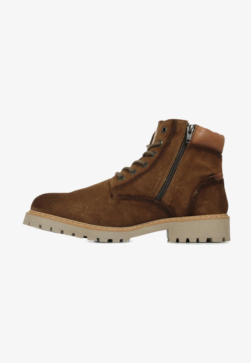 Stivaletto in suede marrone con un'accappatoio texturizzato color nocciola, lacci frontali, zip laterale e una suola robusta.