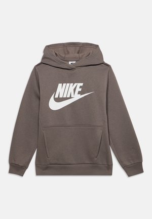 Brun Nike hættetrøje med front-kængurulomme og hvid Nike-logo centreret på brystet, vist på ensfarvet baggrund.