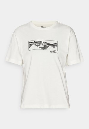 T-shirt bianca in cotone con una grafica a linee nere di montagne e colline che attraversa il petto, con un logo visibile sul lato inferiore.