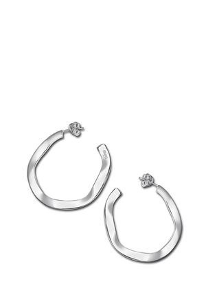 Boucles d'oreilles en argent avec une finition polie, de forme ovale et présentant un design légèrement torsadé. Se ferment avec une fermeture à tige.