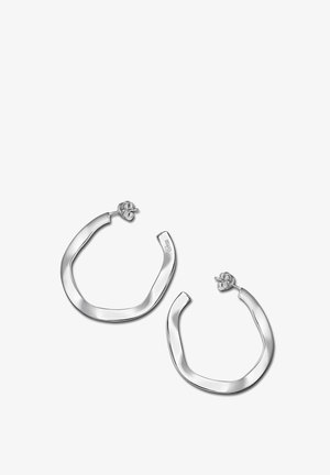 Boucles d'oreilles en argent avec une finition polie, de forme ovale et présentant un design légèrement torsadé. Se ferment avec une fermeture à tige.