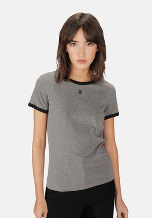 T-shirt gris à manches courtes avec des finitions noires. Il présente un col rond et un petit logo sur la poitrine. Fabriqué dans un matériau doux et extensible.