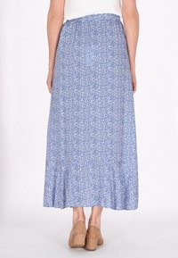 Blauer Maxirock mit einem weißen Blumenmuster, elastischem Taillenbund und ausgestellt geschnittenem Saum. Hergestellt aus leichtem, fließendem Stoff für optimalen Tragekomfort.