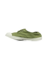 Sneaker verde in tela con punta in gomma bianca, design con lacci e superficie testurizzata, caratterizzata da una suola piatta e forma arrotondata.