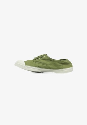 Sneaker verde in tela con punta in gomma bianca, design con lacci e superficie testurizzata, caratterizzata da una suola piatta e forma arrotondata.