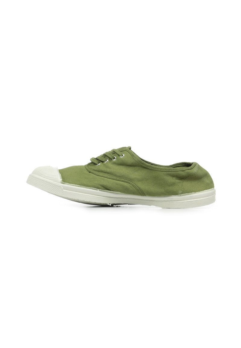 Sneaker verde in tela con punta in gomma bianca, design con lacci e superficie testurizzata, caratterizzata da una suola piatta e forma arrotondata.