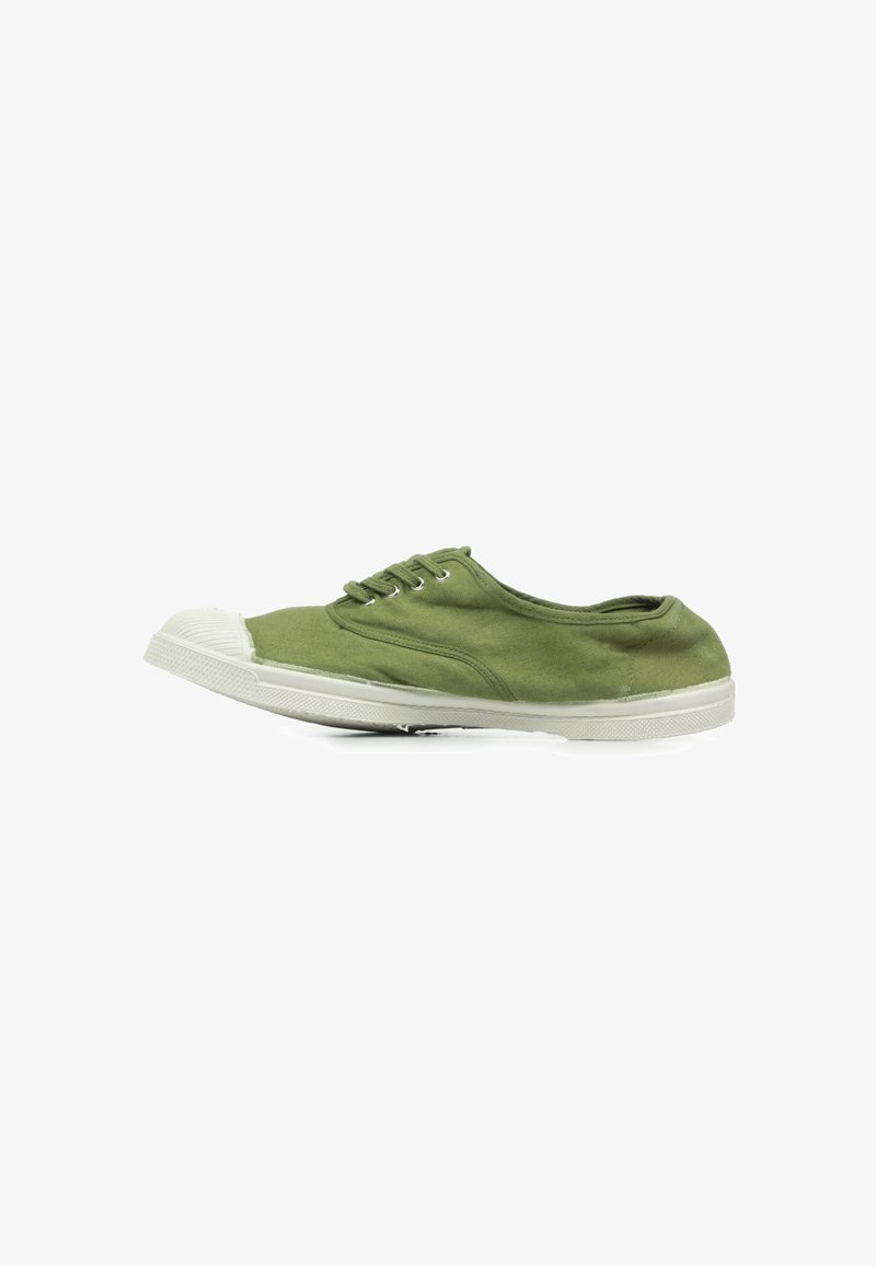 Sneaker verde in tela con punta in gomma bianca, design con lacci e superficie testurizzata, caratterizzata da una suola piatta e forma arrotondata.