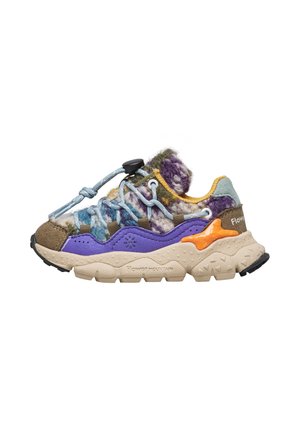 Sneaker multicolore con tomaia in materiali misti che presenta texture viola, marrone e blu, e una suola chunky beige. Incluso sistema di lacci rapidi.