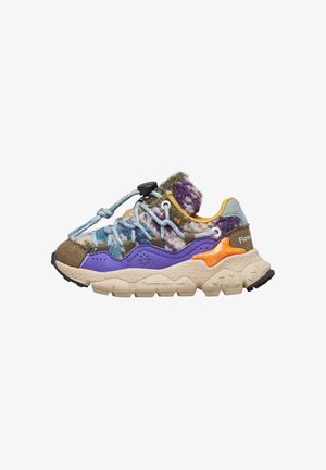Sneaker multicolore con tomaia in materiali misti che presenta texture viola, marrone e blu, e una suola chunky beige. Incluso sistema di lacci rapidi.