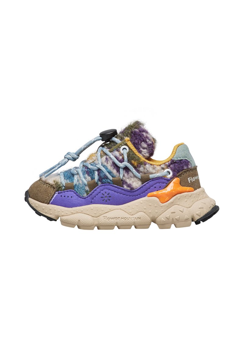 Baskets multicolores avec un dessus en matériaux mélangés présentant des textures violettes, brunes et bleues, et une semelle épaisse beige. Système de laçage rapide inclus.