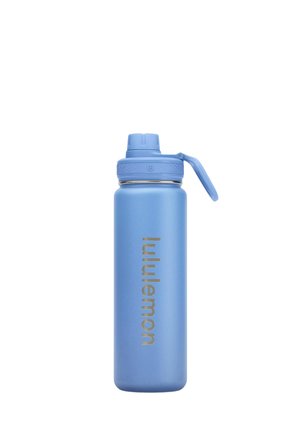 Jasnoniebieska wielokrotnego użytku butelka na wodę z podnoszonym ustnikiem i pionowo nadrukowanym szarym logo "lululemon".