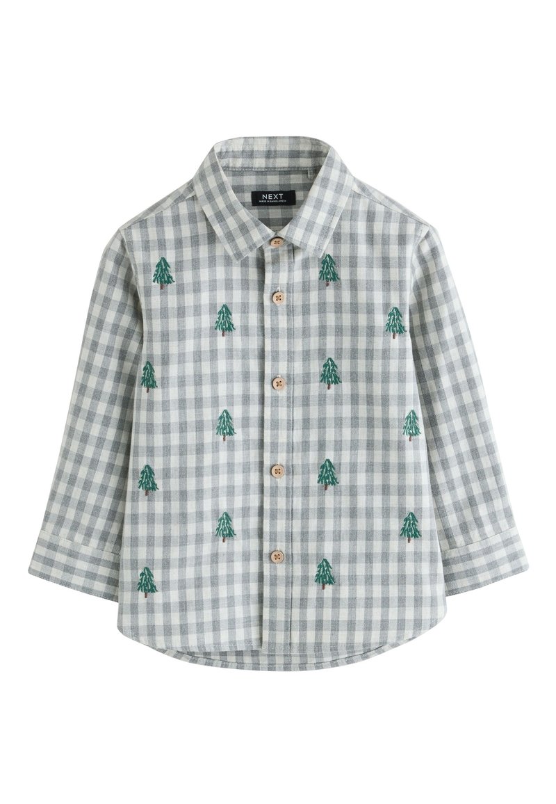 Chemise à manches longues à carreaux gris et blanc avec boutons en bois et petits motifs d’arbres verts brodés.