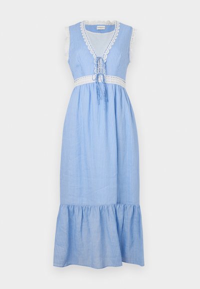 Blå og hvid stribet ærmeløs kjole med blondertrim, en snorelukning i taljen og en flæset, svungen kant. Letvægtsstof.