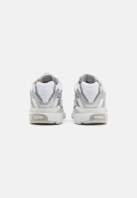 adidas Originals ADISTAR CUSHION - Tenisky - footwear white/grey one/silver metallic