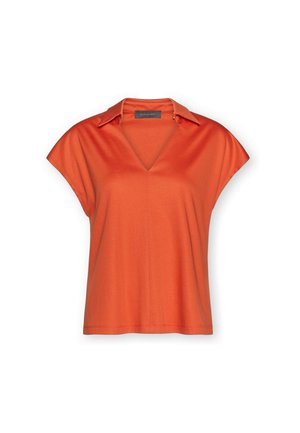 Oranje blouse met korte mouwen, diepe V-hals en puntige kraag, gemaakt van zachte stof, getoond tegen een witte achtergrond.