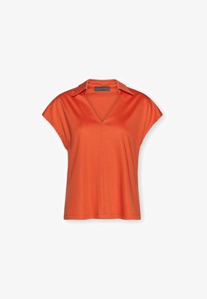 Orange Bluse mit kurzen Ärmeln, tiefem V-Ausschnitt und spitzem Kragen aus weichem Stoff, vor weißem Hintergrund präsentiert.