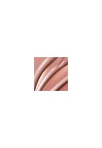 Produit cosmétique rose crémeux avec une texture lisse et fluide sur une surface plate, mettant en valeur des reflets subtils et des contours.