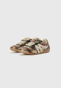 Glanzende sneakers met pailletten en een camouflagepatroon in goud, groen en rood; heeft een beige tong en veters, en een rubberen zool.