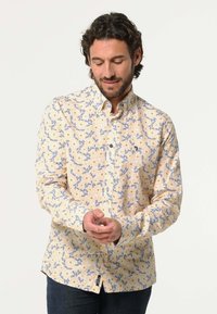 Korte mouw knoopoverhemd in geel met een bloemenpatroon en blauwe accenten, gemaakt van lichtgewicht stof en met een gebogen zoom.