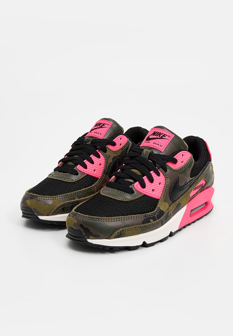 Baskets Nike Air Max avec une tige en camouflage vert et noir, des accents rose vif, des lacets noirs et une semelle extérieure blanche.