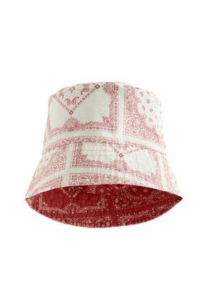 Wendbarer Bucket Hat mit weißer Außenseite und rotem Paisley-Bandana-Muster sowie einfarbig rotem Paisley-Innenfutter.