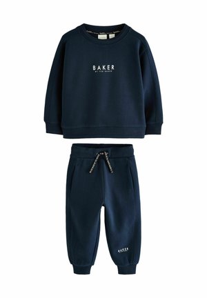 Ensemble en sweat-shirt et pantalon bleu marine en tissu doux. Le sweat-shirt a des poignets côtelés et arbore le logo "BAKER" ; le pantalon est muni d'un cordon de serrage et de poches.