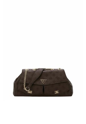 Bolso Guess de color marrón oscuro con patrones de logotipo en relieve, dos bolsillos delanteros, asa de cadena en tono dorado y placa triangular con el logo Guess en la solapa.