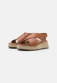 ONLY SHOES ONLMINERVA - Sandale s platformom - cognac