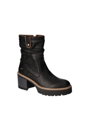 Sort læderstøvle til midt på læggen med chunky stablet hæl, beige syninger langs sålen og sidelås med lynlås og trykknaprem øverst.