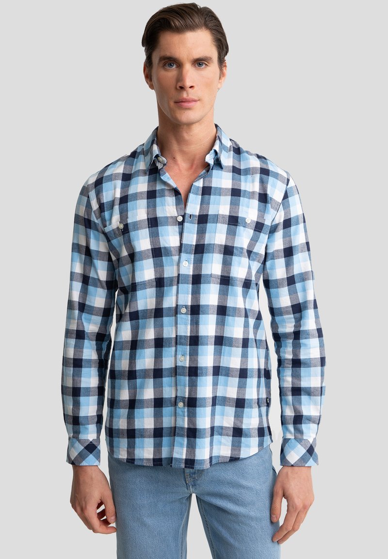 Heren geruit overhemd in lichtblauw en marineblauw met een button-down kraag, lange mouwen en twee borstzakken. Gemaakt van een gestructureerde katoenmix.