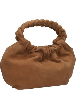 Bruine suède handtas met gevlochten ronde handvat en zacht, geplooid lichaam ontwerp op een witte achtergrond.