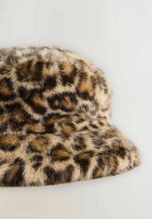 Falošná kožušinová vedierková čiapka s leopardím vzorom, ktoré má jemnú textúru v odtieňoch hnedej a čiernej, s mierne zaobleným vrchom a okrajom.
