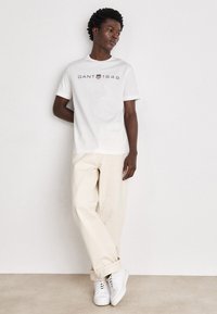 GANT PRINTED GRAPHIC - T-shirt med print - eggshell