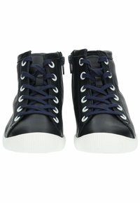 Zapatillas altas negras de cuero, con suelas de goma blancas, cordones azul marino y detalles con cremallera en los laterales. Acabado texturizado.