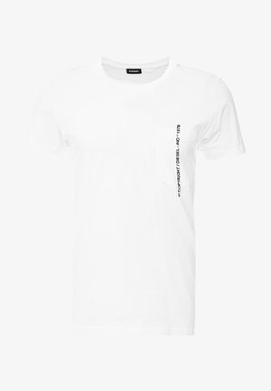 Biała bawełniana koszulka z okrągłym dekoltem, krótkimi rękawami i kieszonką na lewej piersi. Zawiera napis w czarnym drukiem wzdłuż boku.