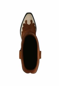 Braune Wildleder-Cowboystiefel mit einer cremefarbenen Lederzehe, spitzer Form, dekorativer Stickerei und seitlichen Ziehhilfen für ein einfaches Anziehen.