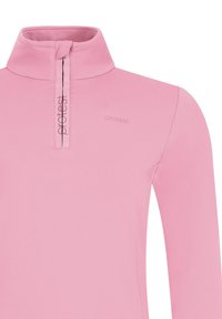 Roze trui met lange mouwen, een korte ritssluiting en een opstaande kraag, met het woord "protest" verticaal gedrukt langs de rits.