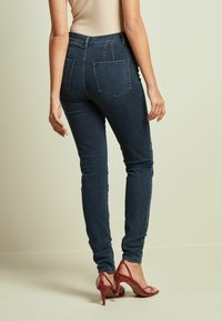 Next SINGLE BUTTON LIFT PETITE - Liibuvad teksad - inky blue