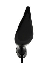 Crne lakirane cipele s visokim potpeticama, s šiljastim nosom i tankom potpeticom. Potplat ima teksturirane grip linije. Sjajna završna obrada.