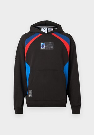 Zwarte hoodie met blauw en rood gestreepte schouders, een voorvak, BMW Motorsport- en Puma-logo's, en een grafische patch op de borst.